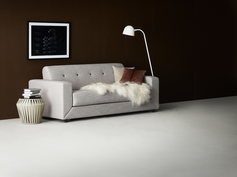 Idee per un soggiorno minimal aperto con pareti marroni, nessuna TV e pavimento bianco