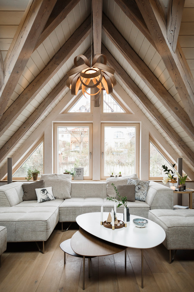 Modelo de sala de estar escandinava con suelo de madera en tonos medios y suelo marrón