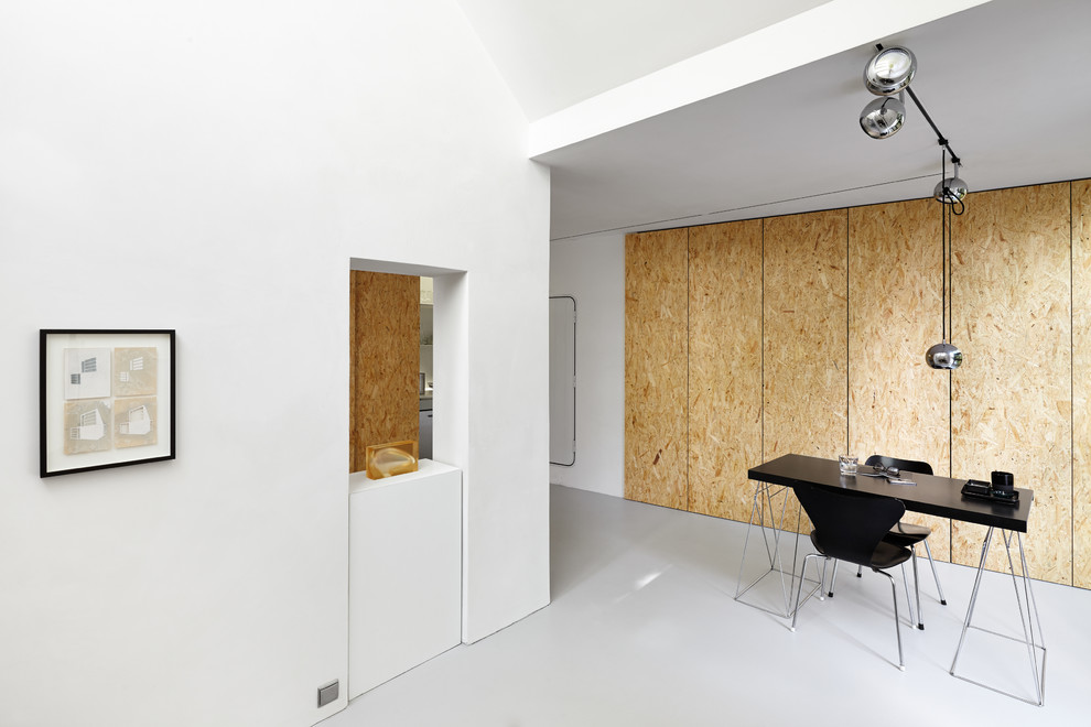 Idee per un soggiorno minimal aperto con pareti bianche