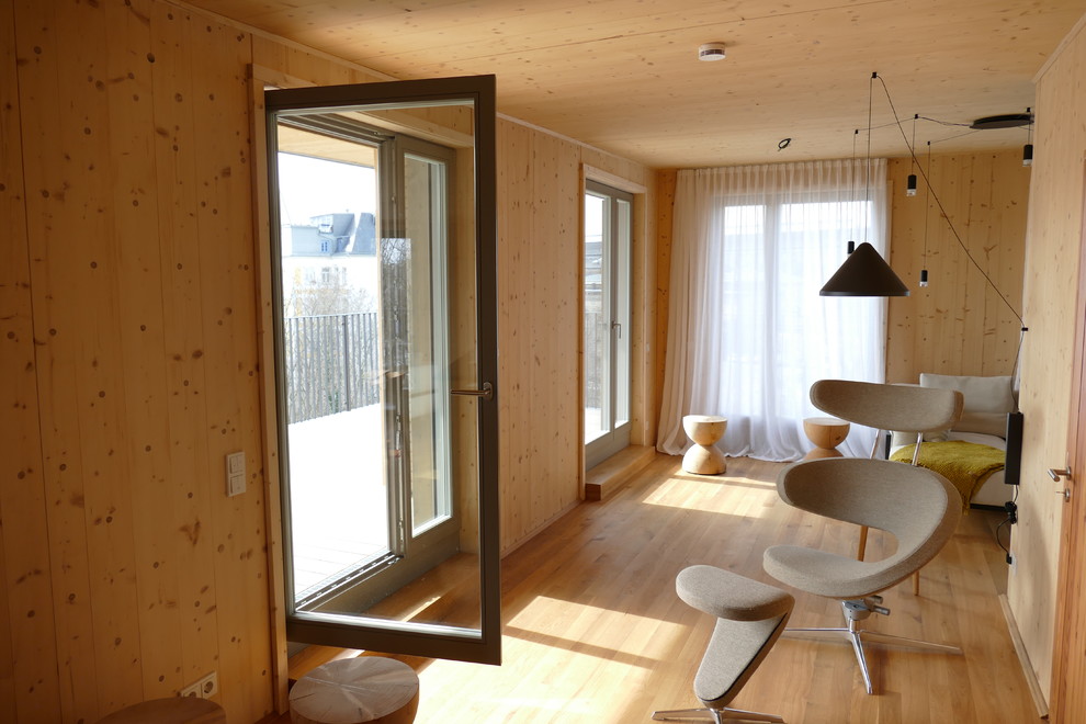 Diseño de sala de estar abierta rústica de tamaño medio sin chimenea con suelo de madera clara y suelo marrón