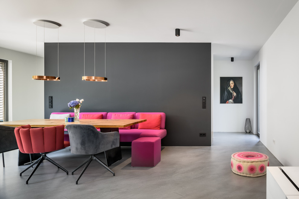Modernes Wohnzimmer mit grauer Wandfarbe, Betonboden und grauem Boden in Frankfurt am Main