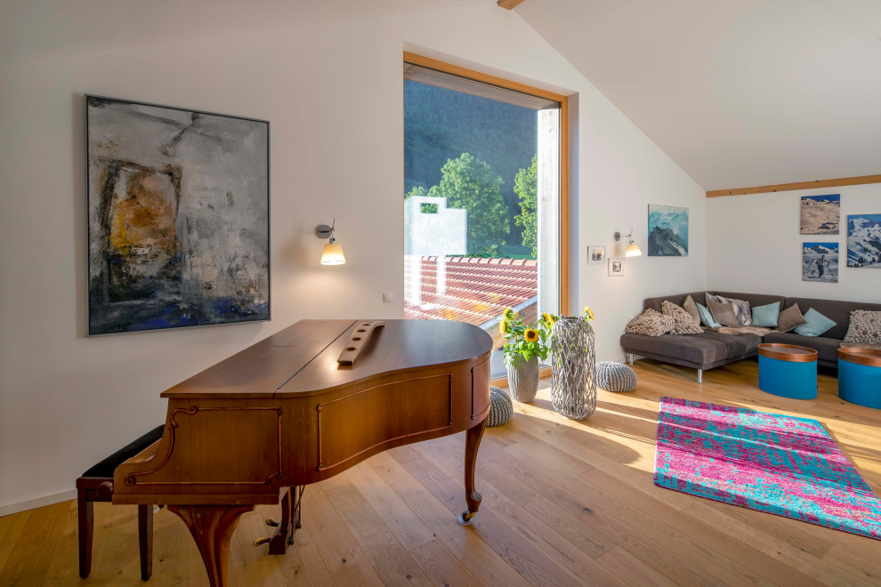Country Wohnzimmer mit weißer Wandfarbe, braunem Holzboden, braunem Boden und gewölbter Decke in München