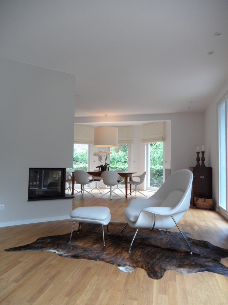 Immagine di un soggiorno moderno di medie dimensioni e aperto con pareti bianche