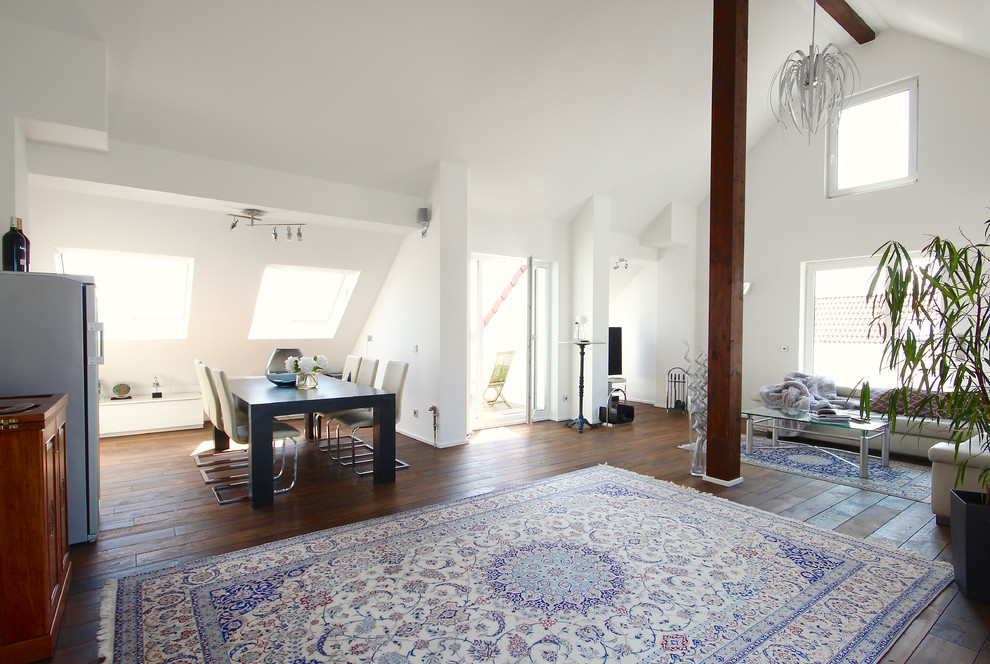 Esempio di un grande soggiorno minimal aperto con sala formale, pareti bianche, parquet scuro, TV autoportante e pavimento marrone