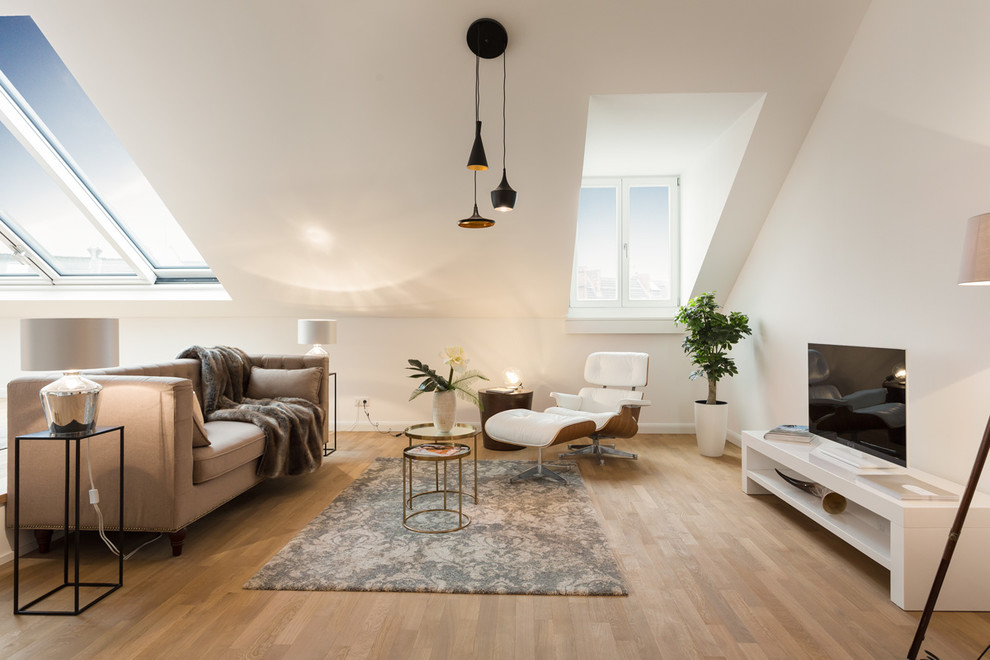 Offenes Modernes Wohnzimmer mit weißer Wandfarbe, braunem Holzboden und braunem Boden in Düsseldorf