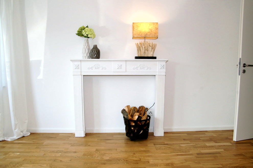 Diseño de sala de estar nórdica pequeña con paredes blancas y suelo de madera en tonos medios
