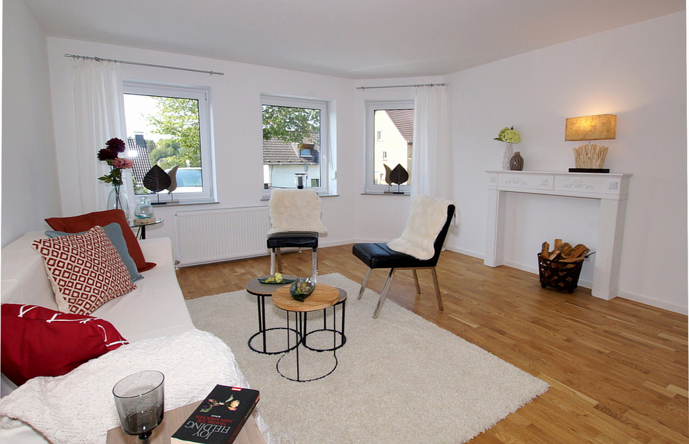 Idee per un piccolo soggiorno nordico con pareti bianche e pavimento in legno massello medio