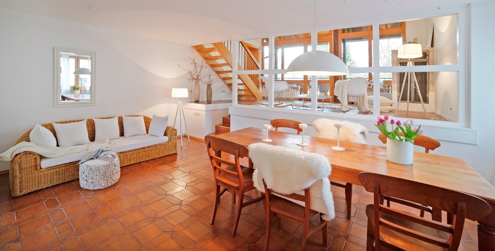 Foto de salón abierto campestre sin chimenea con paredes blancas y suelo de baldosas de terracota