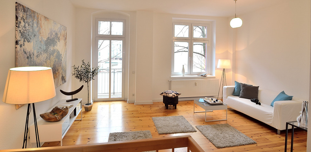 Пример оригинального дизайна: большая изолированная гостиная комната в современном стиле с белыми стенами и светлым паркетным полом без камина, телевизора