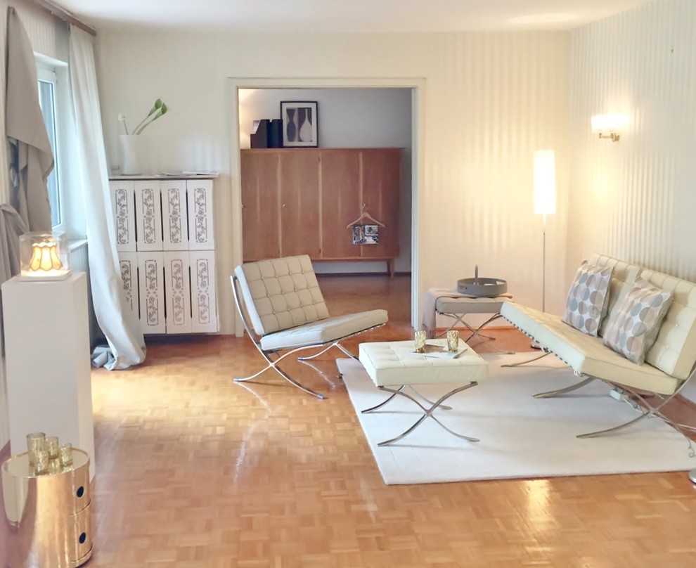 Klassisches Wohnzimmer mit weißer Wandfarbe und hellem Holzboden in München