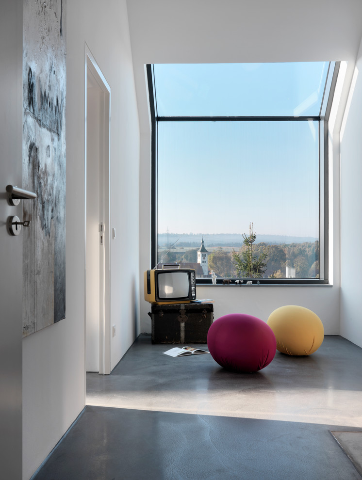 Cette image montre un petit salon design fermé avec un mur blanc, sol en béton ciré, un téléviseur indépendant et aucune cheminée.