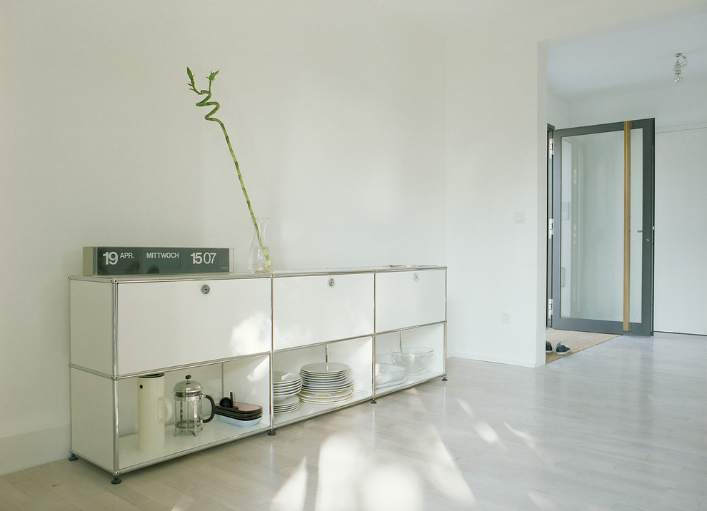 Источник вдохновения для домашнего уюта: маленькая открытая гостиная комната в современном стиле с белыми стенами и светлым паркетным полом для на участке и в саду
