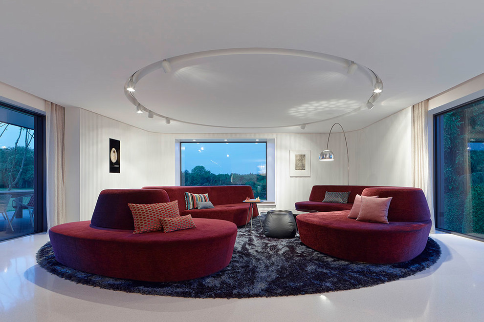 Großes, Fernseherloses, Abgetrenntes Modernes Wohnzimmer mit weißer Wandfarbe und weißem Boden in Stuttgart
