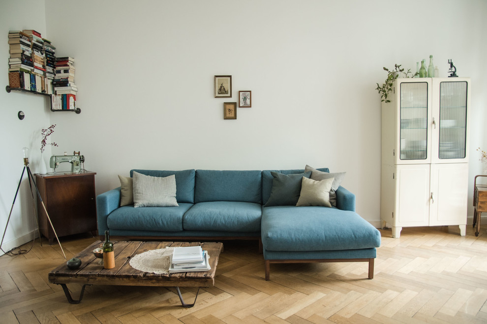 Ispirazione per un soggiorno eclettico aperto con pareti bianche e pavimento in legno massello medio