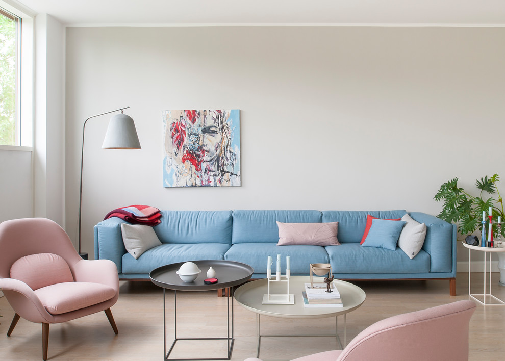 Mittelgroßes Nordisches Wohnzimmer mit beiger Wandfarbe, braunem Holzboden und braunem Boden in Berlin