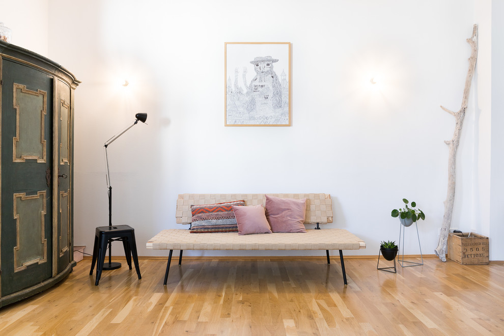 Свежая идея для дизайна: маленькая изолированная гостиная комната в стиле ретро с белыми стенами, паркетным полом среднего тона и коричневым полом без камина, телевизора для на участке и в саду - отличное фото интерьера