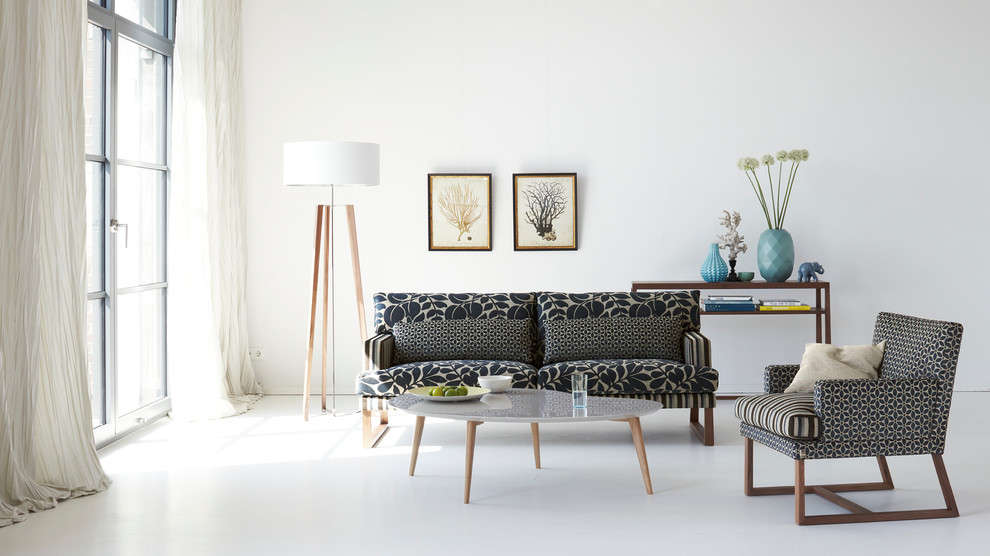 Mittelgroßes, Repräsentatives Skandinavisches Wohnzimmer ohne Kamin mit weißer Wandfarbe in Sonstige