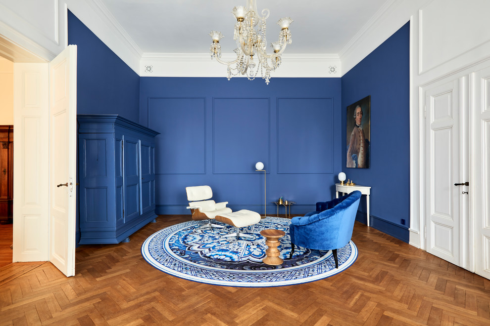 Réalisation d'un très grand salon design ouvert avec une salle de réception, un mur bleu, un sol en bois brun, un téléviseur dissimulé, un sol marron et aucune cheminée.