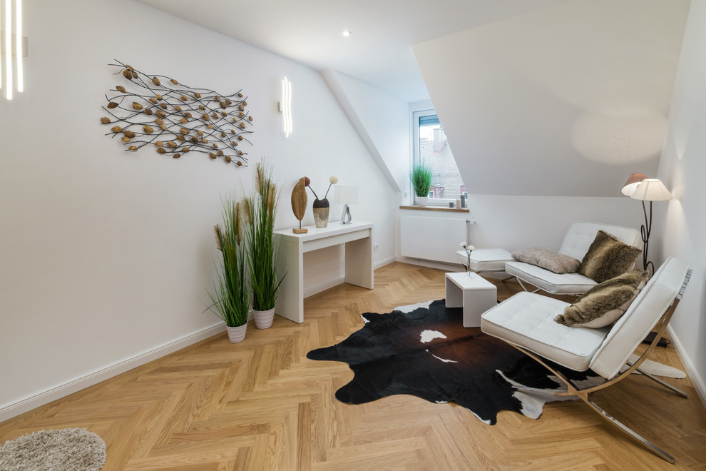 Inspiration för små moderna avskilda allrum, med vita väggar, mellanmörkt trägolv och brunt golv