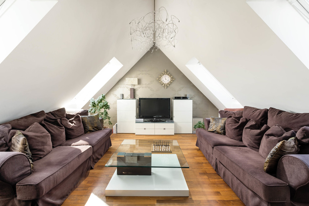 Kleines, Repräsentatives, Abgetrenntes Modernes Wohnzimmer ohne Kamin mit weißer Wandfarbe, braunem Holzboden, freistehendem TV und braunem Boden in München