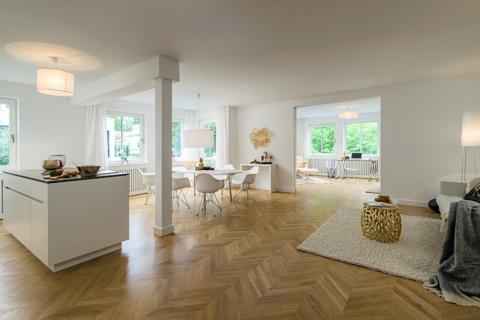 Geräumiges, Repräsentatives, Fernseherloses Modernes Wohnzimmer ohne Kamin, im Loft-Stil mit weißer Wandfarbe, braunem Holzboden und braunem Boden in München