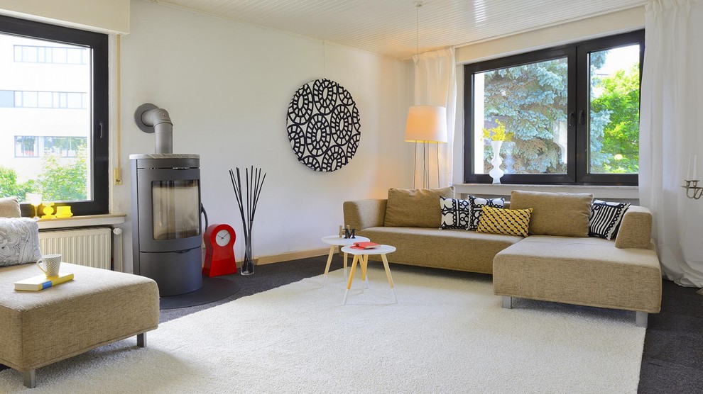 Idéer för ett mellanstort minimalistiskt separat vardagsrum, med vita väggar, heltäckningsmatta, en öppen vedspis och en spiselkrans i metall