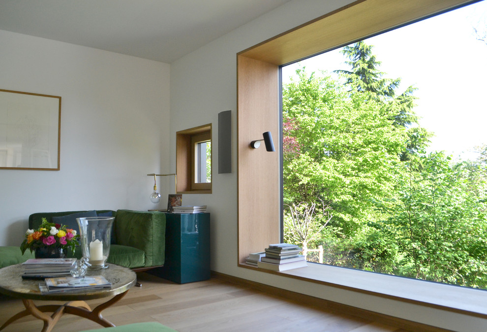 Mittelgroßes, Offenes Modernes Wohnzimmer mit weißer Wandfarbe, braunem Holzboden und braunem Boden in München