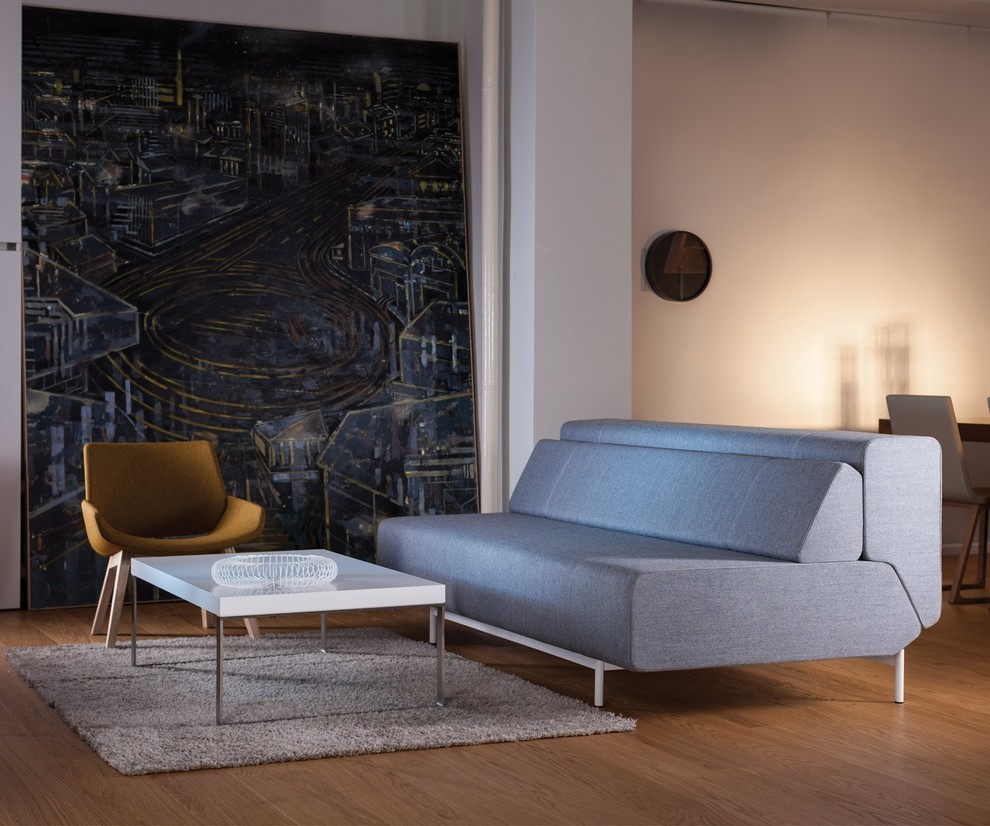 Modelo de sala de estar con rincón musical abierta actual de tamaño medio sin chimenea con paredes grises, suelo de madera oscura, suelo marrón y televisor independiente