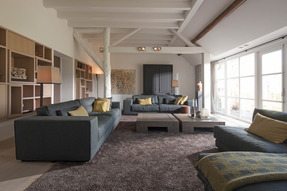 Repräsentatives, Offenes, Geräumiges, Fernseherloses Modernes Wohnzimmer ohne Kamin mit weißer Wandfarbe und hellem Holzboden in Hamburg