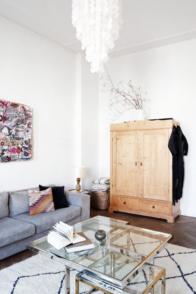Imagen de sala de estar nórdica con paredes blancas, suelo de madera oscura y suelo marrón