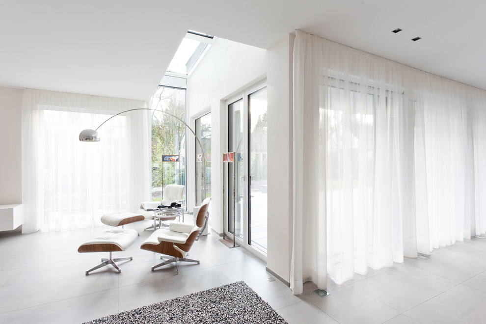 Design ideas for a contemporary living room in Cologne with white walls.