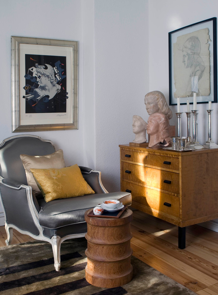 Modelo de salón abierto ecléctico pequeño con paredes blancas y suelo de madera en tonos medios