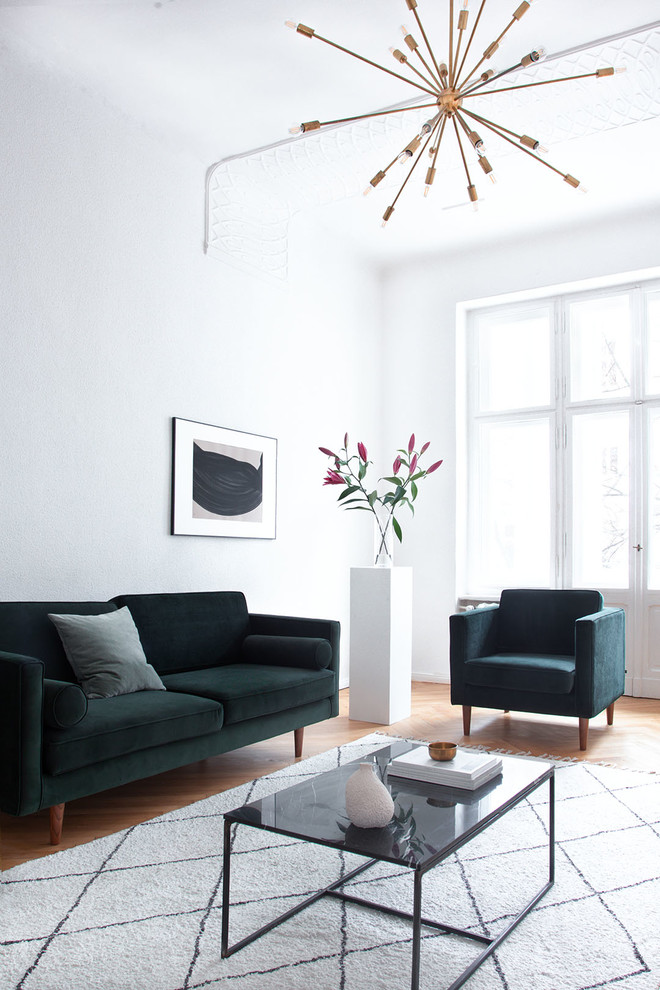 Modernes Wohnzimmer mit weißer Wandfarbe, braunem Holzboden und beigem Boden in Berlin