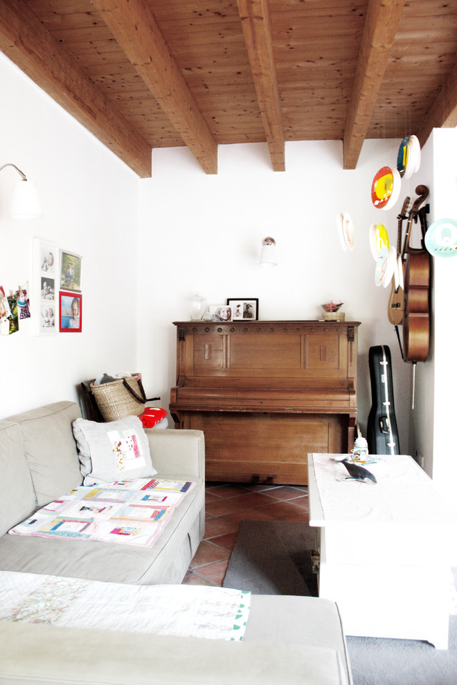 Пример оригинального дизайна: изолированная гостиная комната в скандинавском стиле с музыкальной комнатой, белыми стенами и полом из терракотовой плитки без камина, телевизора