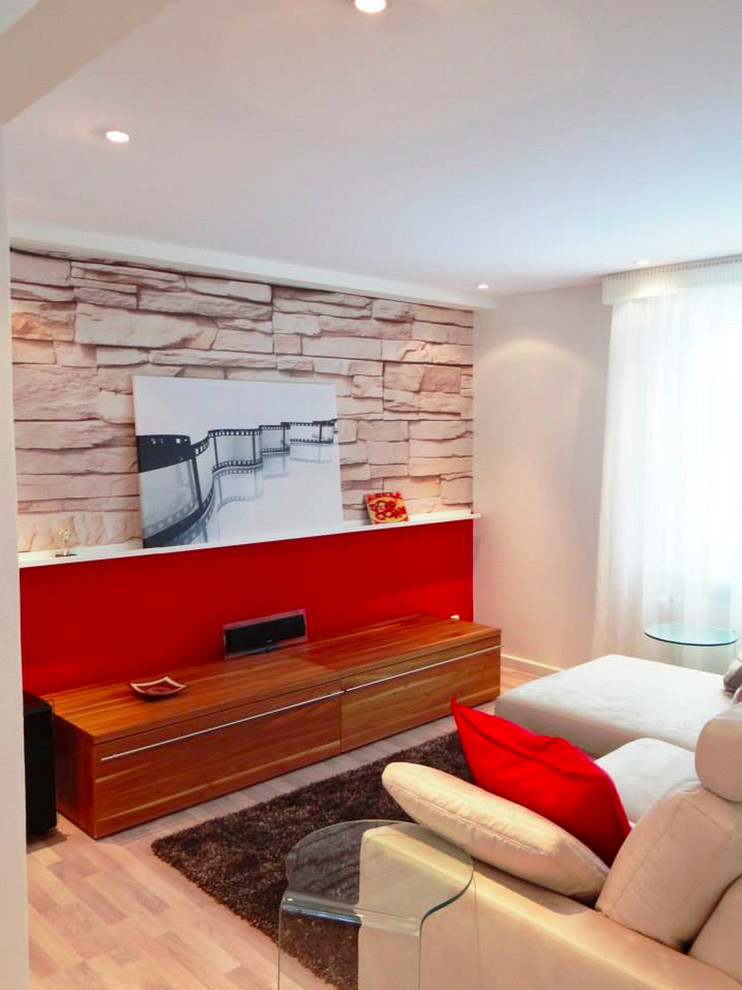Mittelgroßes, Abgetrenntes Modernes Wohnzimmer ohne Kamin mit weißer Wandfarbe, braunem Holzboden und verstecktem TV in Hannover