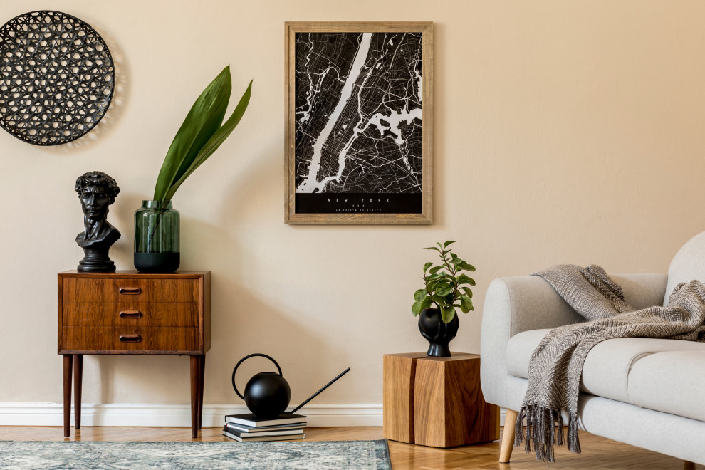 Modelo de sala de estar con biblioteca de estilo zen sin chimenea y televisor con paredes beige, suelo laminado, suelo marrón y papel pintado