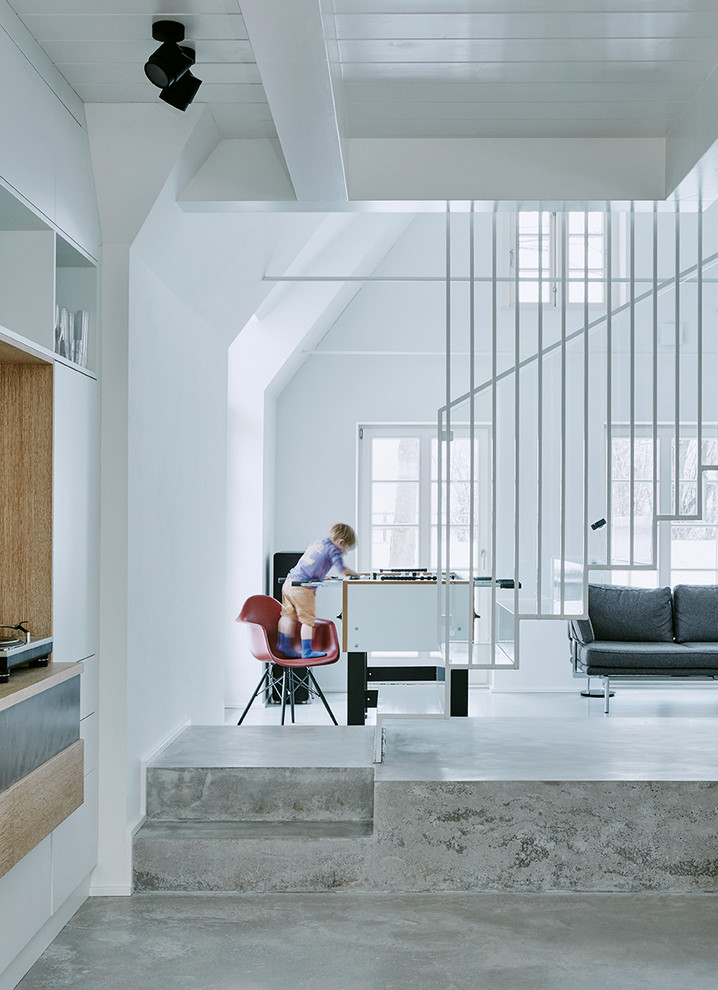 Свежая идея для дизайна: гостиная комната среднего размера в современном стиле с белыми стенами и бетонным полом - отличное фото интерьера