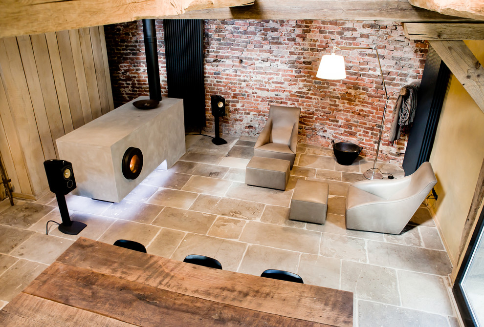 他の地域にあるラグジュアリーな小さなシャビーシック調のおしゃれなリビング (セラミックタイルの床、吊り下げ式暖炉、漆喰の暖炉まわり、ベージュの床) の写真
