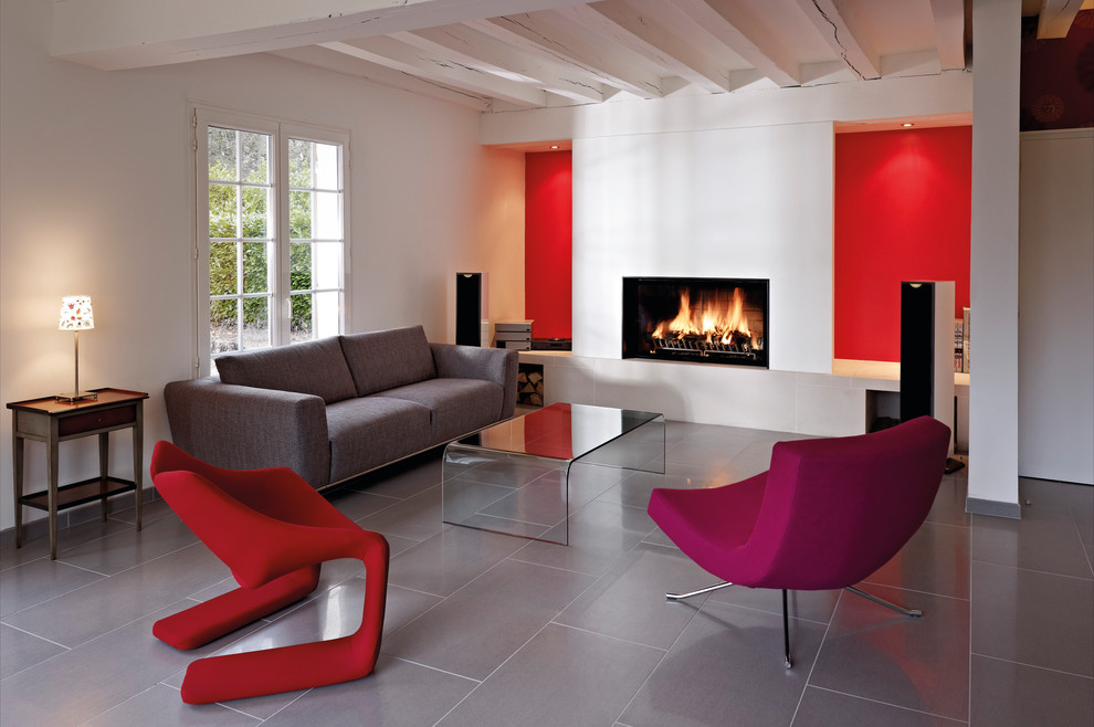 Diseño de sala de estar contemporánea de tamaño medio con paredes rojas, chimenea lineal y marco de chimenea de yeso