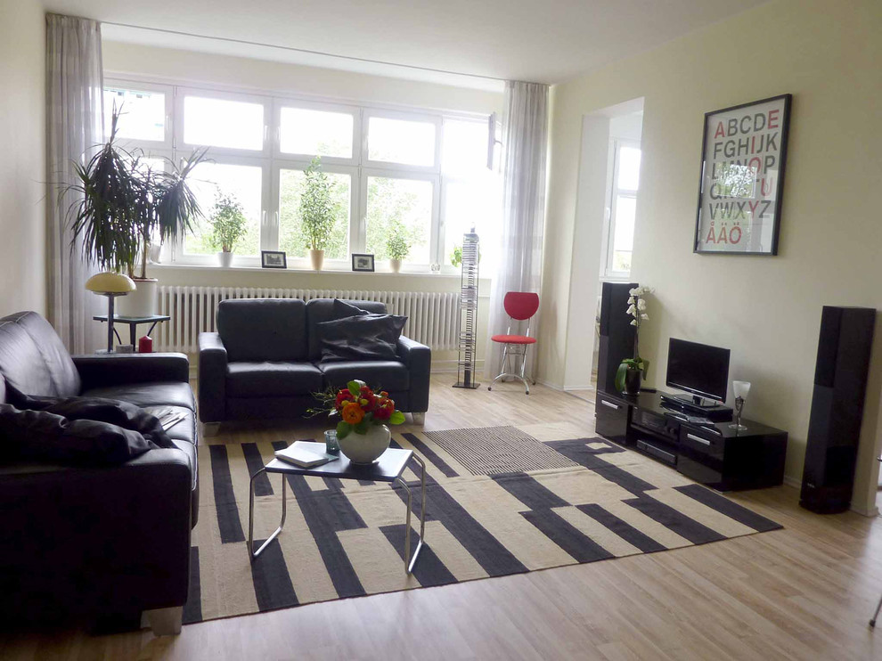 Mittelgroßes Modernes Wohnzimmer mit weißer Wandfarbe und hellem Holzboden in Berlin