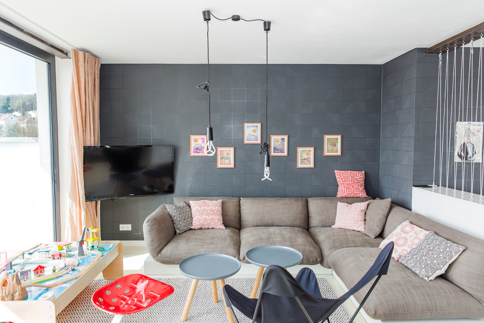 Foto de sala de estar abierta actual pequeña sin chimenea con paredes negras, televisor colgado en la pared, suelo de baldosas de cerámica y suelo beige