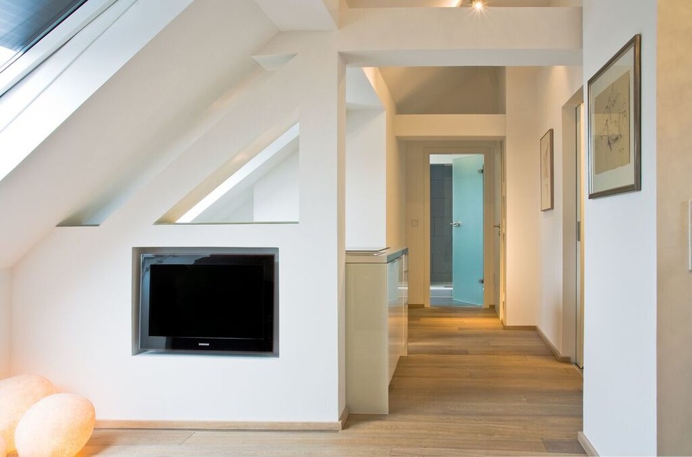 Modelo de sala de estar abierta actual de tamaño medio con paredes blancas y pared multimedia