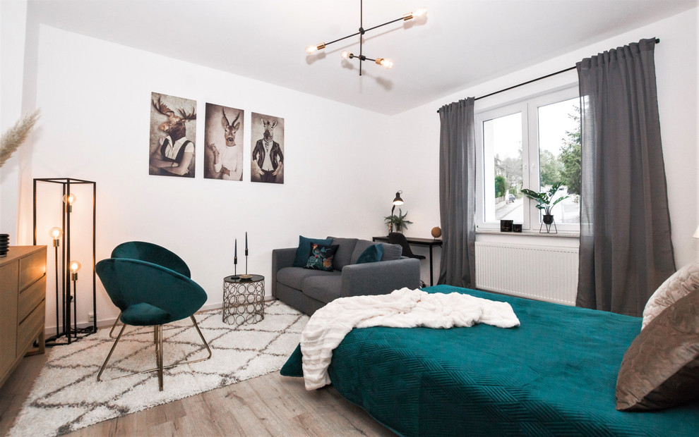Kleines, Offenes Modernes Wohnzimmer mit weißer Wandfarbe, Laminat und braunem Boden in Köln