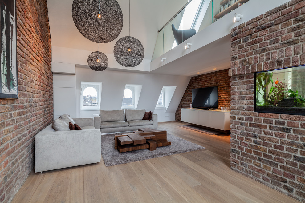 Inspiration för mellanstora moderna loftrum, med ett finrum, bruna väggar, en fristående TV, vitt golv och målat trägolv