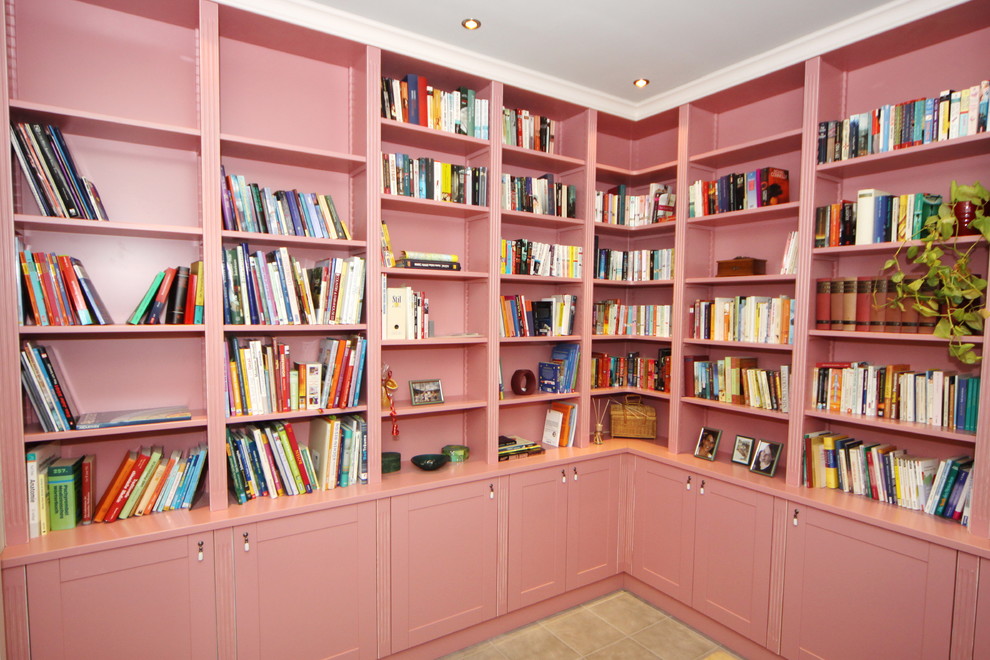 Inspiration pour un grand salon rustique avec une bibliothèque ou un coin lecture.