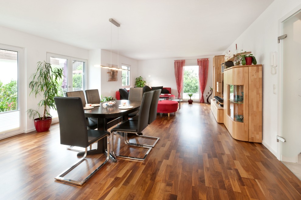 Mittelgroßes, Offenes Klassisches Wohnzimmer ohne Kamin mit weißer Wandfarbe, dunklem Holzboden, Multimediawand und braunem Boden in Stuttgart