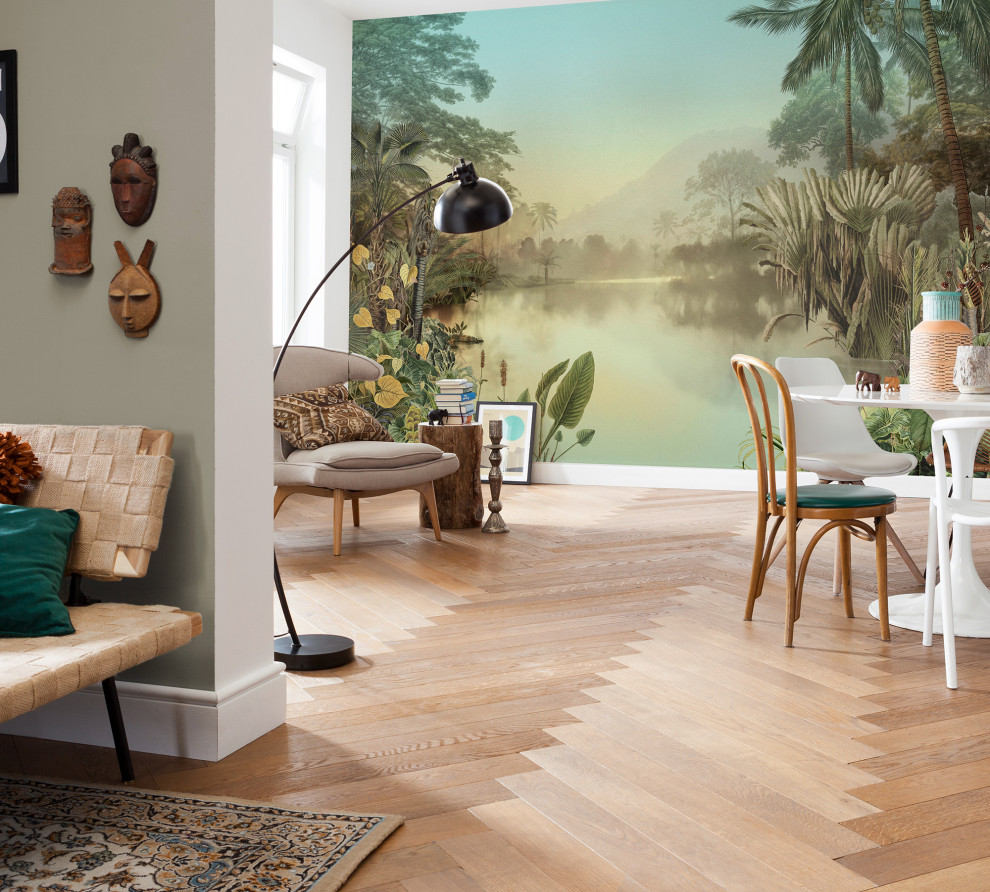 Diseño de sala de estar abierta contemporánea grande con paredes multicolor, suelo laminado, televisor en una esquina y suelo marrón