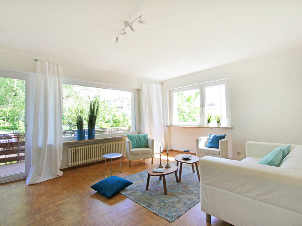 Mittelgroßes, Abgetrenntes Modernes Wohnzimmer mit weißer Wandfarbe in Sonstige
