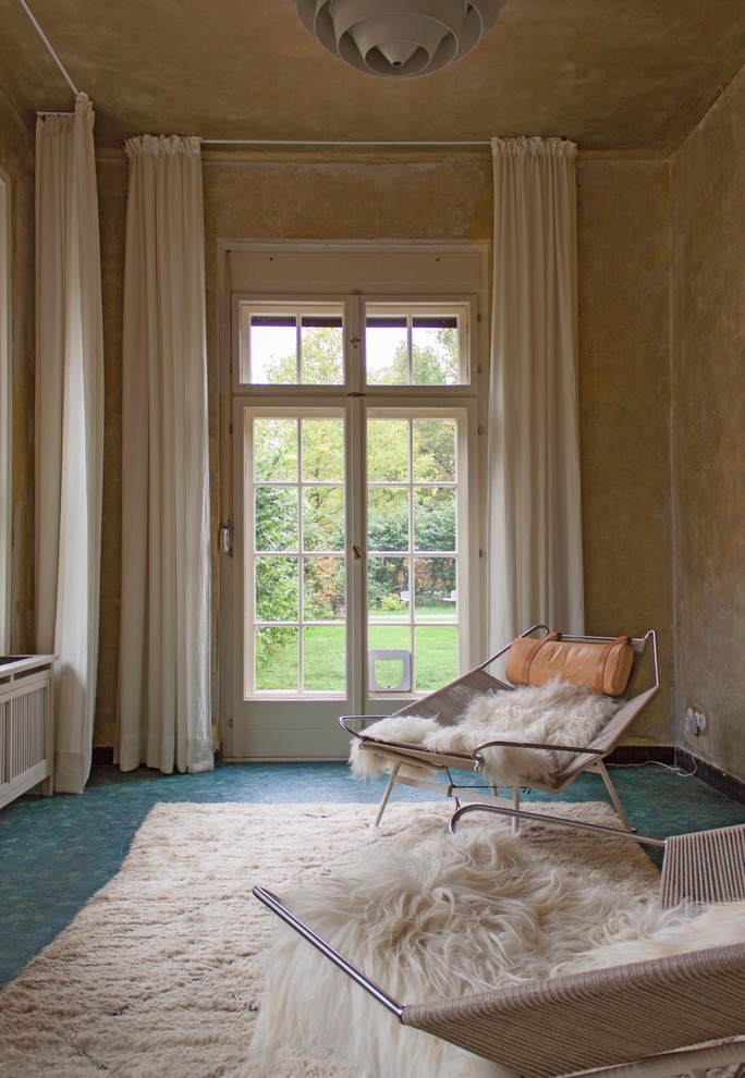 Cette image montre une salle de séjour traditionnelle de taille moyenne et fermée avec un mur beige, un sol en linoléum, aucune cheminée, aucun téléviseur et un sol bleu.
