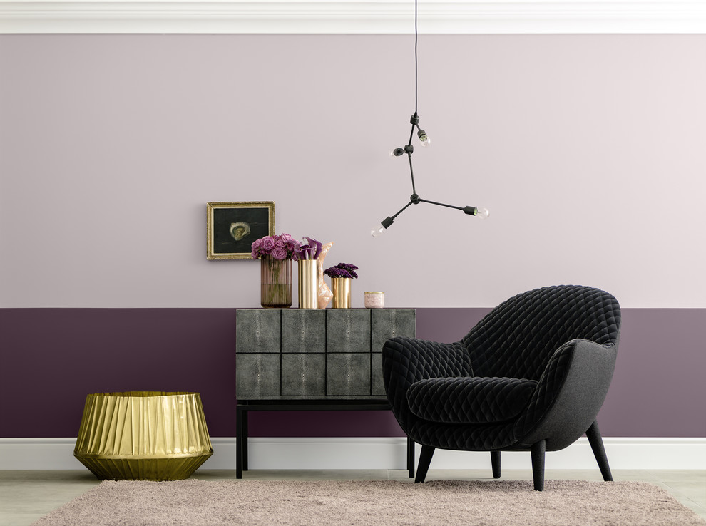 Cette image montre un salon design avec un mur rose.